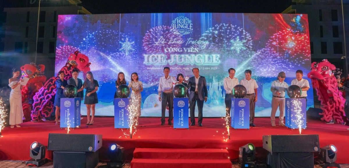 Đại diện Tập đoàn Tân Á Đại Thành - MeyGroup và các đối tác khai trương show diễn Ice Jungle